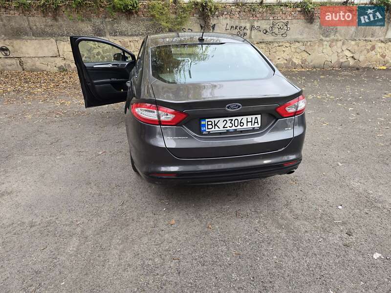 Седан Ford Fusion 2015 в Ровно
