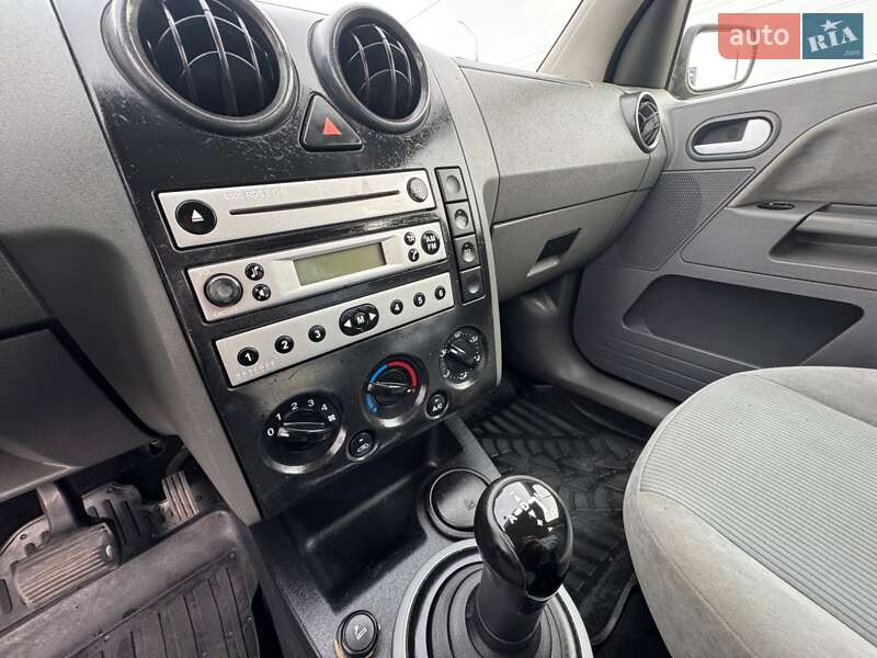 Хетчбек Ford Fusion 2003 в Чернівцях фото 30 Хетчбек Ford Fusion 2003 в Чернівцях