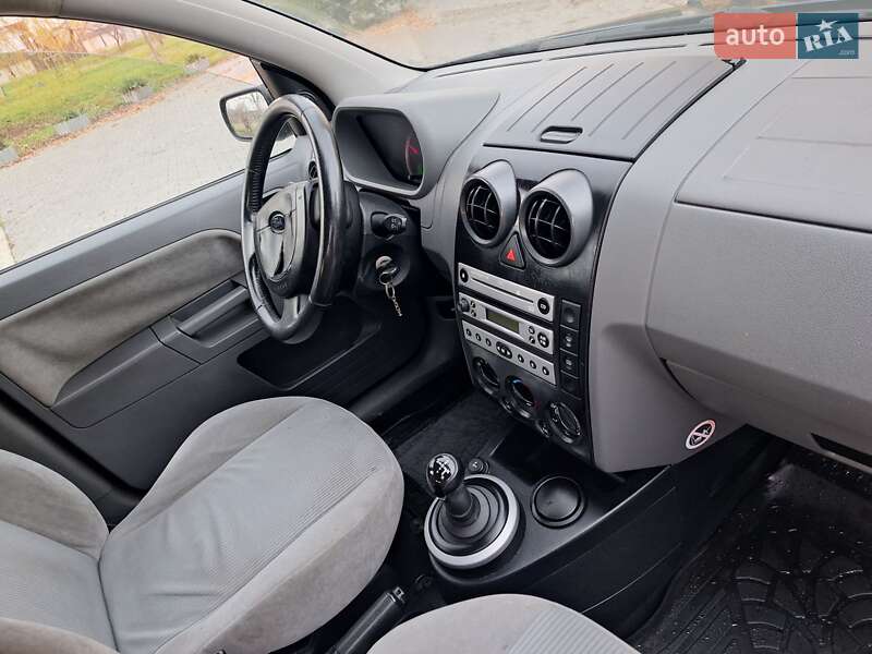 Хэтчбек Ford Fusion 2003 в Черновцах