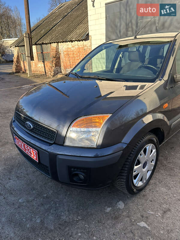 Хэтчбек Ford Fusion 2007 в Хороле