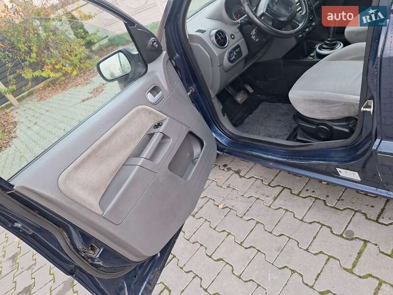 Хэтчбек Ford Fusion 2003 в Черновцах