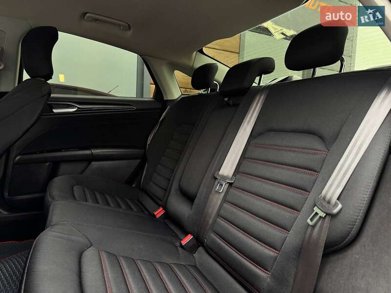 Седан Ford Fusion 2015 в Ровно