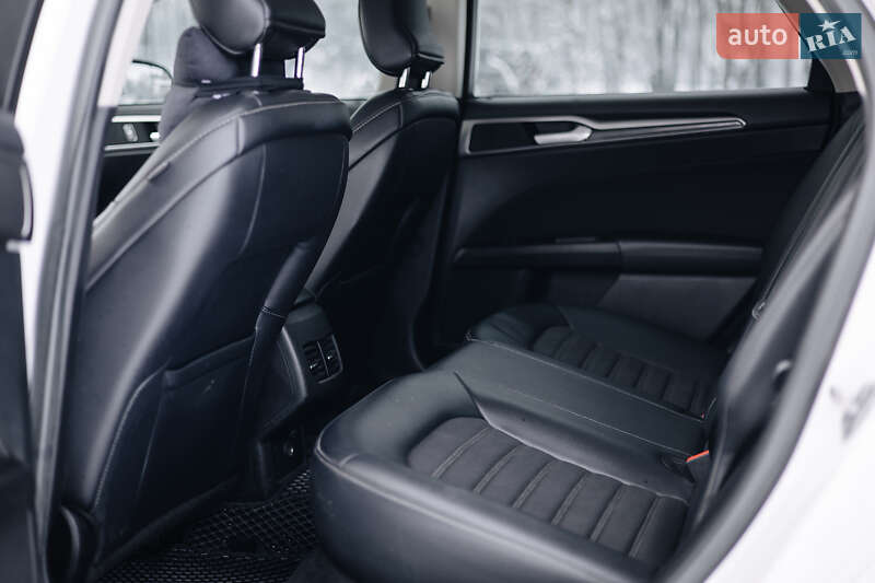 Седан Ford Fusion 2017 в Умані