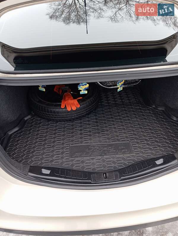 Седан Ford Fusion 2016 в Валках