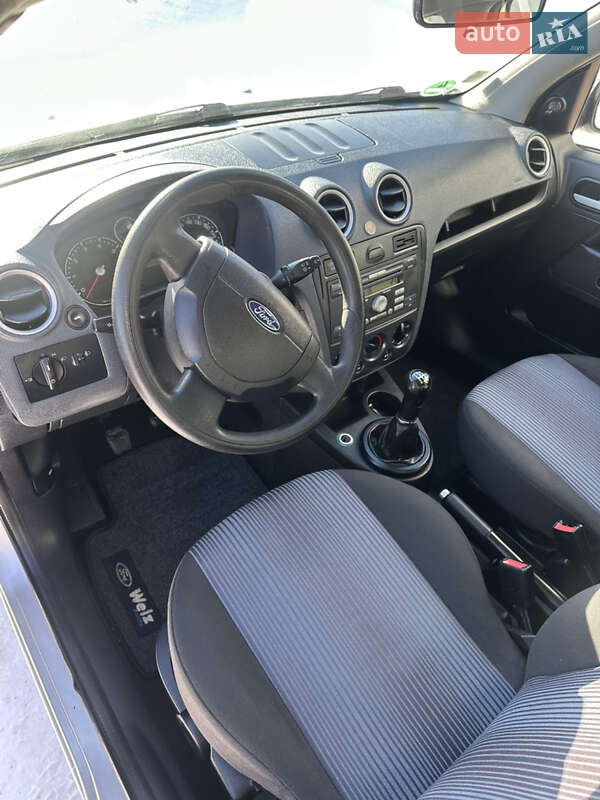 Хэтчбек Ford Fusion 2006 в Хороле