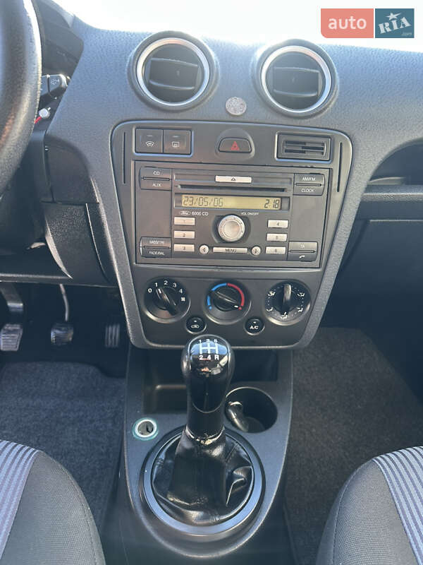 Хэтчбек Ford Fusion 2006 в Хороле