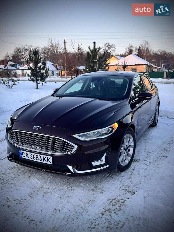 Седан Ford Fusion 2019 в Умані