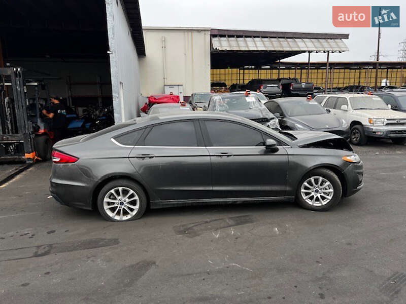 Седан Ford Fusion 2019 в Львове