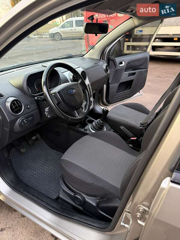 Хэтчбек Ford Fusion 2004 в Дубно