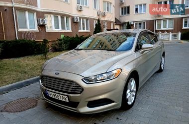 Седан Ford Fusion 2015 в Южному
