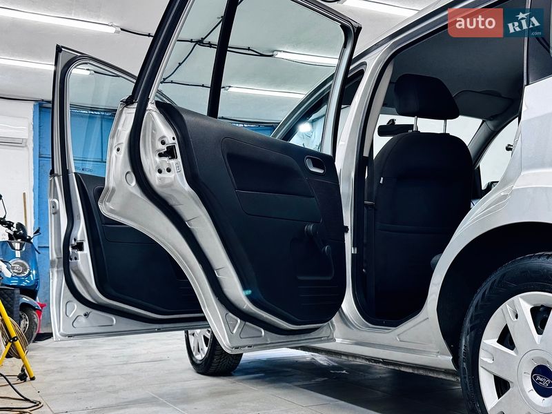 Хэтчбек Ford Fusion 2007 в Стрые