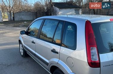 Хэтчбек Ford Fusion 2006 в Хороле