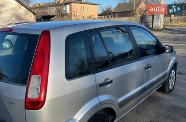 Хэтчбек Ford Fusion 2006 в Хороле
