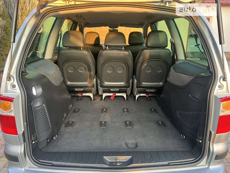 Минивэн Ford Galaxy 2004 в Новоселице