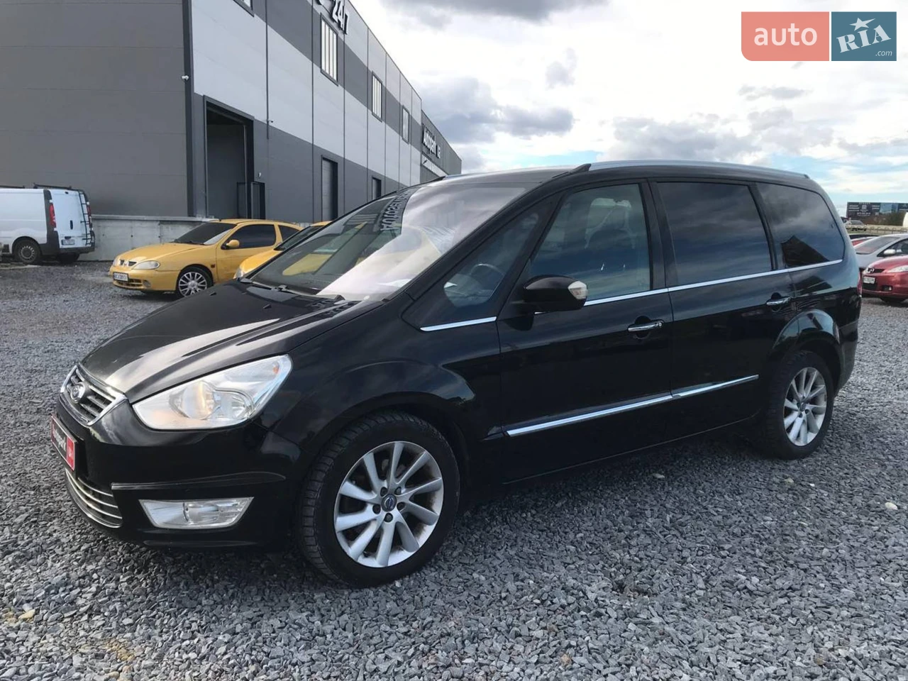 Код товара: 72654
Можливий обмін на будь-яке авто (Trade-in), питання з обміну виключно за телефоном.
Компанія "Автопарк" гарантує професійний супровід угоди та її безпеку.
Надаємо кредит та лізинг на вигідних умовах. Можливе дострокове погашення.
Повну інформацію дивіться у нас на сайті.
У продажі Ford Galaxy 2013 року — просторий і комфортний сімейний мінівен у стильному чорному кольорі. Автомобіль поєднує економічний дизельний двигун 2.0 з автоматичною коробкою передач, що забезпечує плавну та надійну їзду. Galaxy — це 7 повноцінних сидінь, продуманий інтер’єр і великий багажний простір, що робить його ідеальним варіантом для великої родини чи подорожей. Технічно авто в хорошому стані, без зауважень по ходовій, готове до експлуатації без додаткових вкладень. Ford Galaxy — комфорт, надійність і простір у кожній поїздці.