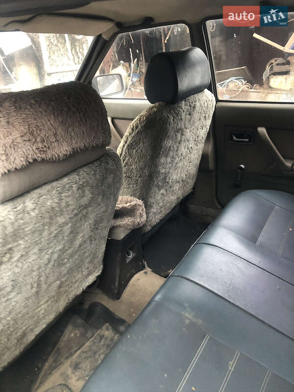 Седан Ford Granada 1983 в Голованевске