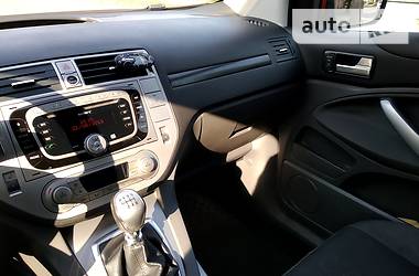 Позашляховик / Кросовер Ford Kuga 2012 в 