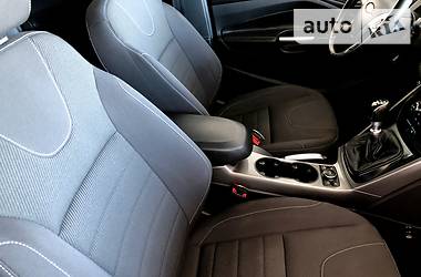 Позашляховик / Кросовер Ford Kuga 2015 в 