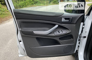 Внедорожник / Кроссовер Ford Kuga 2012 в 