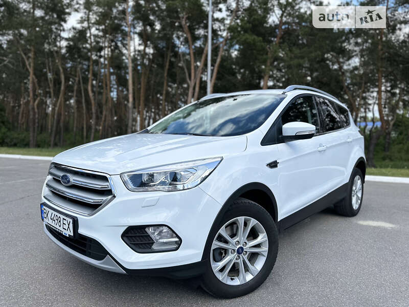 Позашляховик / Кросовер Ford Kuga 2019 в 