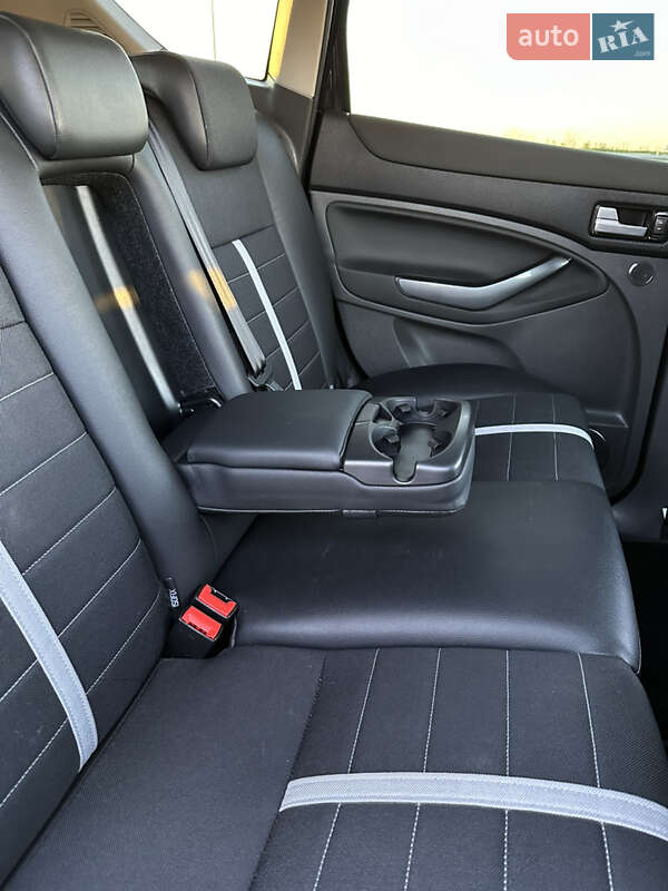 Позашляховик / Кросовер Ford Kuga 2011 в 