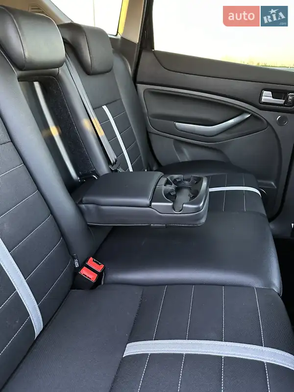 Позашляховик / Кросовер Ford Kuga 2011 в 