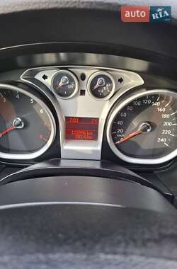 Позашляховик / Кросовер Ford Kuga 2012 в 