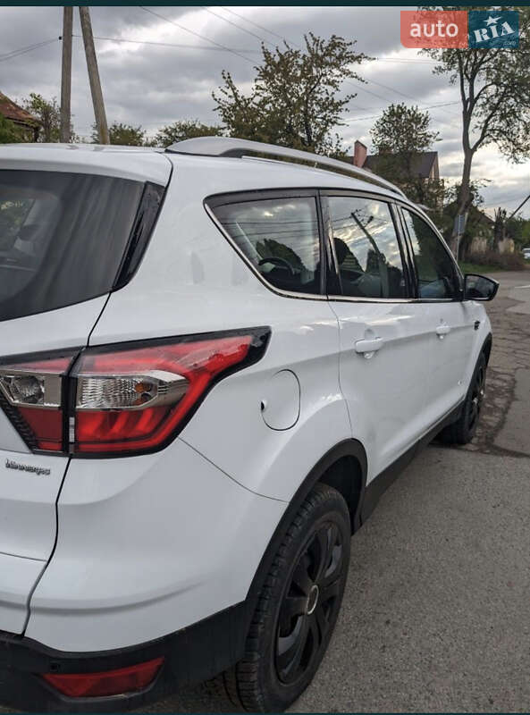 Позашляховик / Кросовер Ford Kuga 2017 в Чернівцях