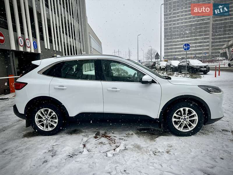 Внедорожник / Кроссовер Ford Kuga 2020 в Ирпене