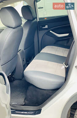 Внедорожник / Кроссовер Ford Kuga 2012 в 