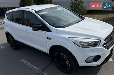 Внедорожник / Кроссовер Ford Kuga 2017 в 