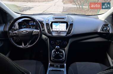 Позашляховик / Кросовер Ford Kuga 2017 в 