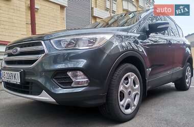 Позашляховик / Кросовер Ford Kuga 2017 в 