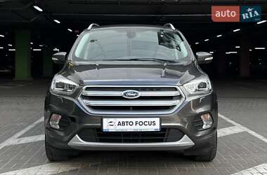 Позашляховик / Кросовер Ford Kuga 2017 в 
