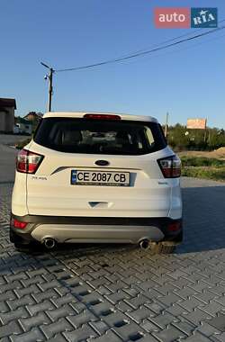 Позашляховик / Кросовер Ford Kuga 2019 в 
