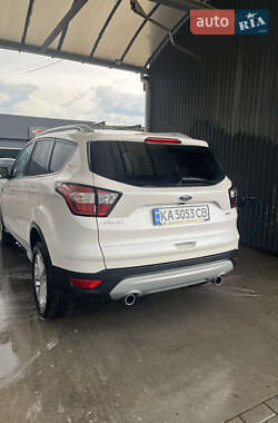 Позашляховик / Кросовер Ford Kuga 2019 в 