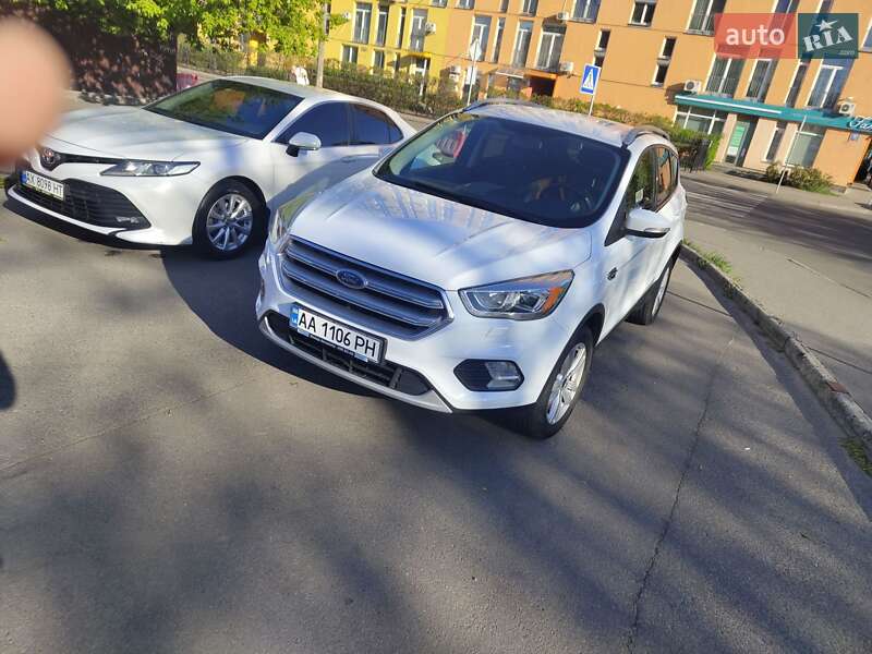 Позашляховик / Кросовер Ford Kuga 2016 в 
