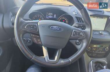 Позашляховик / Кросовер Ford Kuga 2016 в 