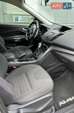 Позашляховик / Кросовер Ford Kuga 2015 в 