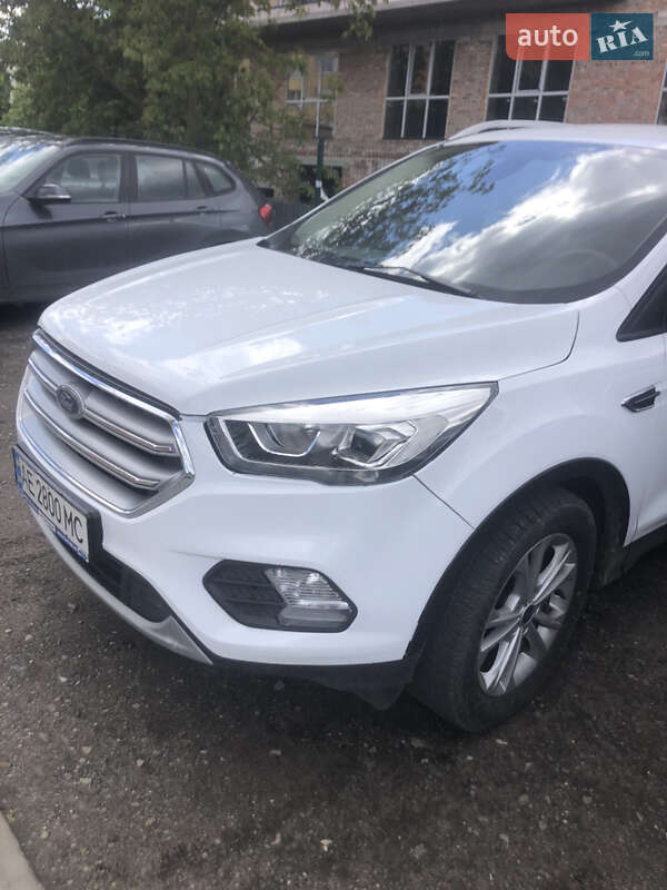 Позашляховик / Кросовер Ford Kuga 2019 в 