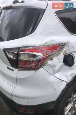 Позашляховик / Кросовер Ford Kuga 2019 в 