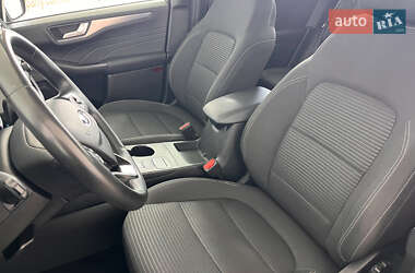 Позашляховик / Кросовер Ford Kuga 2021 в 