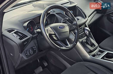 Позашляховик / Кросовер Ford Kuga 2019 в 