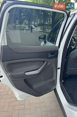 Позашляховик / Кросовер Ford Kuga 2012 в 