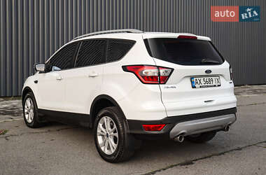 Позашляховик / Кросовер Ford Kuga 2019 в 