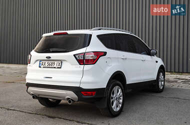 Позашляховик / Кросовер Ford Kuga 2019 в 