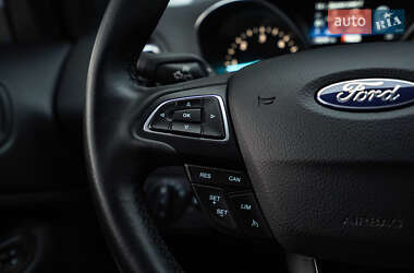 Позашляховик / Кросовер Ford Kuga 2019 в 