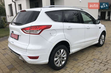 Позашляховик / Кросовер Ford Kuga 2016 в 