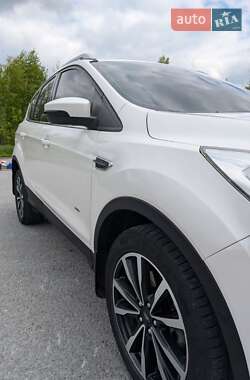 Позашляховик / Кросовер Ford Kuga 2017 в 