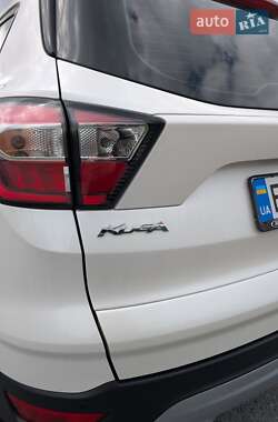 Позашляховик / Кросовер Ford Kuga 2017 в 